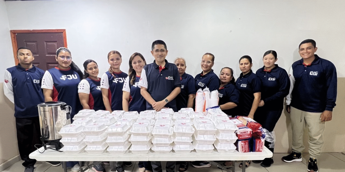 Ayudando a los familiares en el Hospital de Progreso
